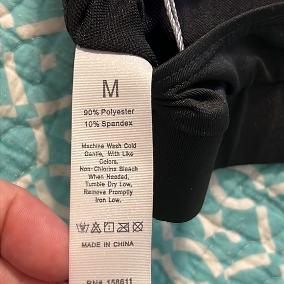 Yira medium 6/8 black sports bra dotted mesh front padded removable pads NWT - Picture 6 of 9